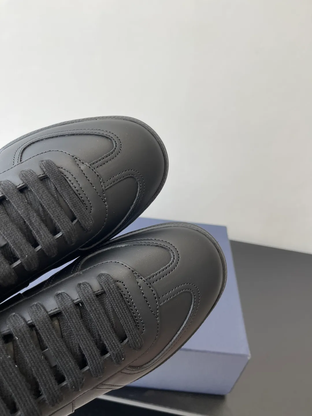Factory price: 420💰The top version of Dior 25ss new product B01 moral training shoes. The toe size design of the couple's style is a bit wider. The upper foot comfort is perfect. The thread is beautiful. Perfectly suitable for trousers. Decorated with various classic details. It is the ideal choice for daily styling. It can be matched with various casual items to create exquisite shapes. Fabric first layer cowhide/lining sheepskin T men's shoes💰U original outsole Code number: 38-44, customized 45